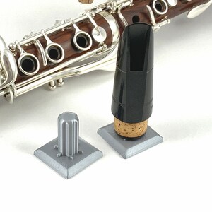 Clarinet mouthpiece display and drying stand Gray