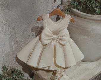 Miniatur-Kleiderbügel mit romantischem Kleid 1:12 | Handgefertigt & handbemalt | Vintage-Kleid aus Kunstharz | Puppenhausdekoration