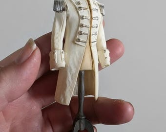 Miniatur-Mannequin mit Napoleon-Mantel, Maßstab 1:12, historische Puppenhausdekoration