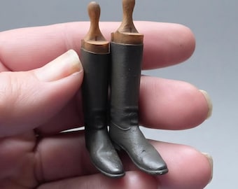 Miniatur-Stiefel aus der viktorianischen Zeit mit Holzfüßen (Maßstab 1:12) Puppenhauszubehör/Diorama