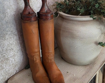 Bottes d'équitation miniatures vintage – Fabriquées à la main dans le style brocante à l'échelle 1:12