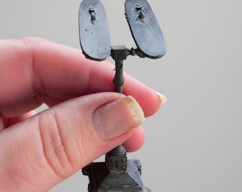 Miniatuur Oude Schoenenstandaard – Victoriaanse Winkelcharme