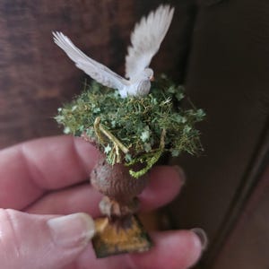 Maceta en miniatura de aspecto oxidado con pie, hiedra y paloma blanca (Escala 1:12) Accesorio/Diorama para casa de muñecas