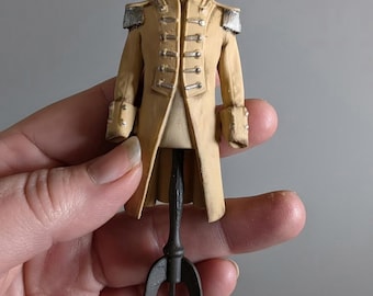 Maniquí en miniatura con abrigo Napoleón beige, escala 1:12, decoración histórica para casa de muñecas.