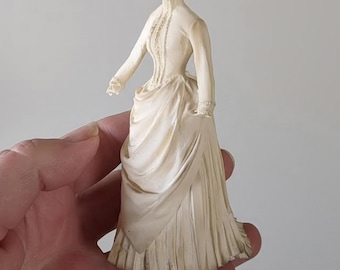 Miniatur-Antikes Tournürenkleid auf Schaufensterpuppe, Maßstab 1:12, Puppenhaus-Accessoire, Vintage-Mode-Diorama