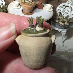 Miniatyrstenskruka med hyacinter, skala 1:12, dockhus, diorama