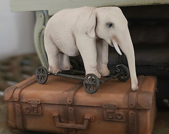 Miniatuur Oude Olifant op Wielen – Handgemaakt in Brocante Stijl 1:12 (kopie)
