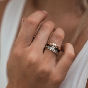SPIRA Handgefertigtes, zeitgenössisches Design, zweifarbiger Spinner-Ring aus massivem 9 Karat Gelbgold und 925er Sterlingsilber, Sorgenring