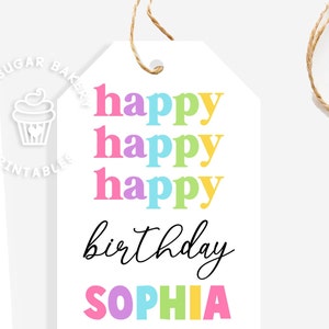 Może przedstawiać: Biała etykieta prezentowa z tekstem "happy happy happy birthday SOPHIA" w kolorach tęczy. Tekst jest pogrubiony, w blokowym kroju pisma.