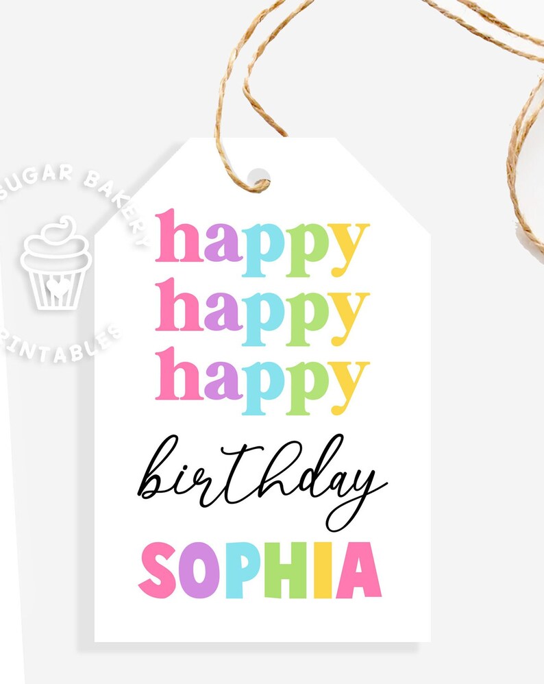 Może przedstawiać: Biała etykieta prezentowa z tekstem "happy happy happy birthday SOPHIA" w kolorach tęczy. Tekst jest pogrubiony, w blokowym kroju pisma.
