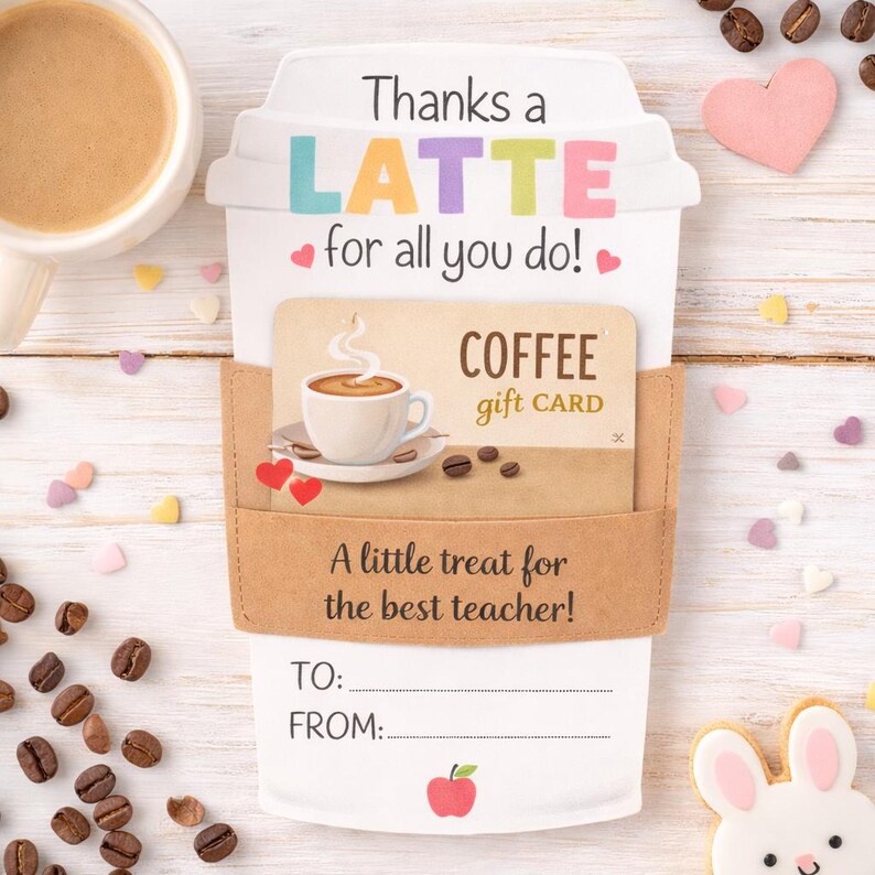 Op de afbeelding: Een cadeaukaarthouder met koffiethema in de vorm van een koffiekopje, met de tekst "Thanks a LATTE for all you do!" en "COFFEE gift CARD". Het bevat een koffiecadeaukaart, een bruine hoes en ruimte om "TO:" en "FROM:" te schrijven.