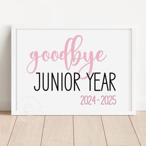 Ostatni dzień klasy juniorskiej, żegnaj klasie juniorskiej 2024-2025, ostatni dzień klasy 11. SZKOŁA znak do wydrukowania, tablica kredowa JUNIOR YEAR RÓŻOWY 101