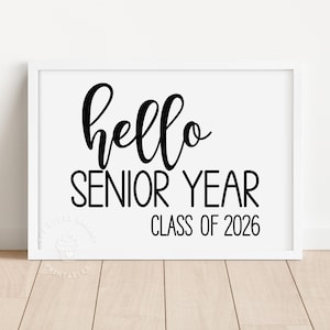 Puede incluir: Señal imprimible en blanco y negro con el texto "hello senior year class of 2026".