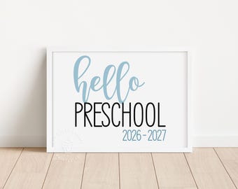Letrero imprimible para el primer día de preescolar. Letrero de "Hola, preescolar". Letrero de pizarra para el primer día de preescolar. Letrero minimalista azul para niño de preescolar. BLUE101