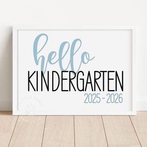Könnte beinhalten: Weißer gerahmter druckbarer Schild mit blauem Text, der "hello kindergarten" sagt, und schwarzem Text, der "2025-2026" sagt.