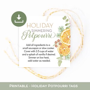 Peut inclure: Etiquette cadeau imprimable avec une illustration aquarelle d'oranges, d'eucalyptus et de branches de pin. L'étiquette indique "Pot-pourri mijoté des fêtes" et comprend des instructions pour faire du pot-pourri.