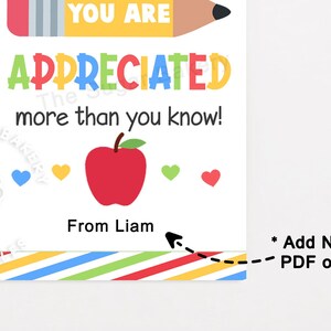 K&ouml;nnte beinhalten: Eine druckbare Lehrer-Dankeskarte mit einem roten Apfel, einem Bleistift und dem Text "Du wirst mehr gesch&auml;tzt, als du denkst!" Die Karte enth&auml;lt auch den Text "Von Liam" und Anweisungen, einen Namen auf PDF oder JPEG hinzuzuf&uuml;gen.