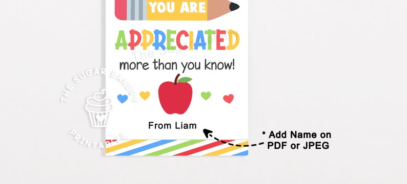 K&ouml;nnte beinhalten: Eine druckbare Lehrer-Dankeskarte mit einem roten Apfel, einem Bleistift und dem Text "Du wirst mehr gesch&auml;tzt, als du denkst!" Die Karte enth&auml;lt auch den Text "Von Liam" und Anweisungen, einen Namen auf PDF oder JPEG hinzuzuf&uuml;gen.