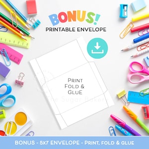 Op de afbeelding: Printbare 5x7 inch envelop sjabloon. De sjabloon is een zwart-witte omtrek van een envelop met de woorden "PRINT FOLD & GLUE" in het midden. De sjabloon is omringd door schoolbenodigdheden, waaronder potloden, kleurpotloden, scharen en een liniaal.