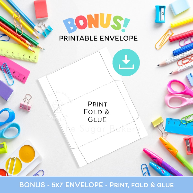 Op de afbeelding: Printbare 5x7 inch envelop sjabloon. De sjabloon is een zwart-witte omtrek van een envelop met de woorden "PRINT FOLD & GLUE" in het midden. De sjabloon is omringd door schoolbenodigdheden, waaronder potloden, kleurpotloden, scharen en een liniaal.