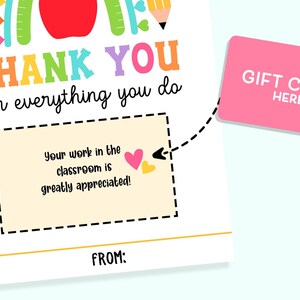 Pu&ograve; includere: Un biglietto di ringraziamento colorato con un design arcobaleno, mela e matita. Il biglietto include il testo "THANK YOU for everything you do". C'&egrave; spazio per una gift card e un messaggio che dice "Your work in the classroom is greatly appreciated!"
