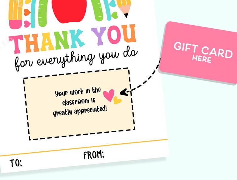 Pu&ograve; includere: Un biglietto di ringraziamento colorato con un design arcobaleno, mela e matita. Il biglietto include il testo "THANK YOU for everything you do". C'&egrave; spazio per una gift card e un messaggio che dice "Your work in the classroom is greatly appreciated!"