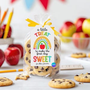 Un pequeño obsequio para hacer la etiqueta dulce del PRIMER DÍA, etiqueta de regalo EDITABLE para el primer día de clases, etiqueta de regalo para el regreso a clases para maestros, niños y estudiantes