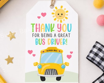 Puede incluir: Una etiqueta de regalo blanca con una ilustración de autobús escolar amarillo y el texto "THANK YOU FOR BEING A GREAT BUS DRIVER!". La etiqueta también presenta un sol sonriente, corazones y un espacio para escribir "FROM:"