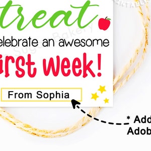 Peut inclure: Une &eacute;tiquette cadeau rectangulaire blanche avec une boucle en ficelle dor&eacute;e. Le texte indique : treat to celebrate an awesome first week! From Sophia. Le design pr&eacute;sente du texte cursif vert, une pomme rouge et des petites &eacute;toiles jaunes.