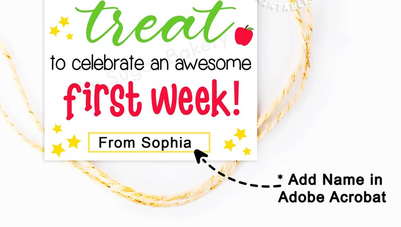 Peut inclure: Une &eacute;tiquette cadeau rectangulaire blanche avec une boucle en ficelle dor&eacute;e. Le texte indique : treat to celebrate an awesome first week! From Sophia. Le design pr&eacute;sente du texte cursif vert, une pomme rouge et des petites &eacute;toiles jaunes.