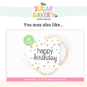 Puede incluir: Una etiqueta cuadrada blanca con las palabras "happy birthday" en escritura negra, adornada con lunares coloridos. La etiqueta est&aacute; atada con hilo y incluye un icono de descarga. El texto "PRINTABLE - 2" & 2.5" BIRTHDAY TAGS" est&aacute; en la parte inferior.