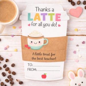 Op de afbeelding: Een witte cadeaukaart in de vorm van een koffiebeker met de tekst "Thanks a LATTE for all you do!" en "A little treat for the best teacher!". De kaart heeft een bruine mouw en een schattige koffiekopjes illustratie.