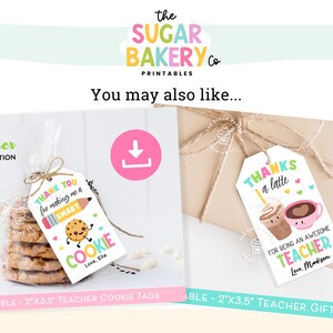 Pu&ograve; includere: Etichette regalo stampabili per l'apprezzamento degli insegnanti. Sono mostrati due design: uno con un biscotto e il testo "Grazie per avermi fatto un biscotto intelligente" e l'altro con una tazza di caff&egrave; e il testo "Grazie per essere un insegnante fantastico".