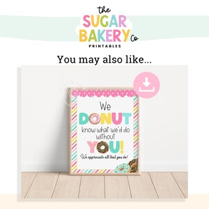 Puede incluir: Un cartel enmarcado con el texto "We DONUT know what we'd do without YOU!" en letras coloridas. El cartel presenta ilustraciones de donuts y est&aacute; decorado con un borde rosa festoneado. El logotipo de Sugar Bakery Co. est&aacute; en la parte superior.