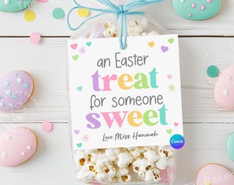 Könnte beinhalten: Eine weiße Geschenktüte gefüllt mit Popcorn und mit einem blauen Band gebunden. Ein buntes Etikett, das an der Tüte befestigt ist, lautet "Ein Oster-Leckerli für jemanden, der süß ist. Liebe Grüße von Miss Hannah".