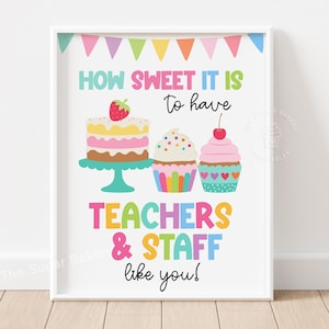 Afdrukbaar bord met waardering taart, hoe lief het is Bord voor leraren en personeel, cupcakes taart met lekkernijen tafelbord waardering voor leraar