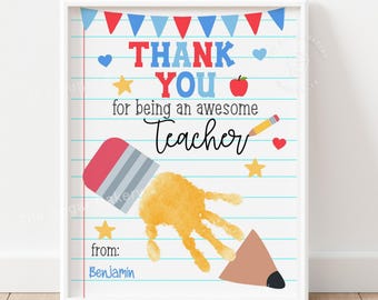 Può includere: Un biglietto di ringraziamento stampabile per un insegnante con un'impronta di mano e un disegno di matita. Il biglietto dice "Grazie per essere un insegnante fantastico" ed è firmato "da: Benjamin".