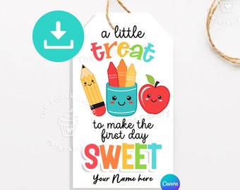 Könnte beinhalten: Ein druckbarer Geschenkanhänger mit einer bunten Illustration eines Bleistifts, Buntstiften und eines Apfels. Der Text lautet "ein kleiner Leckerbissen, um den ersten Tag SÜSS zu machen" und "Ihr Name hier".