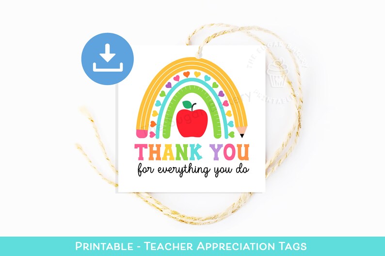 Op de afbeelding: Een witte vierkante tag met een regenboog- en appelontwerp, met de woorden "THANK YOU for everything you do" in kleurrijke letters. De tag is vastgebonden met touw en bevat een blauw downloadpictogram. De tekst "PRINTABLE - TEACHER APPRECIATION TAGS" staat onderaan.
