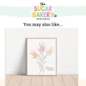 K&ouml;nnte beinhalten: Ein druckbarer Kunstdruck mit einem Blumenstrau&szlig; aus Handabdr&uuml;cken. Der Druck ist in einem hellen Holzrahmen und hat den Text "Love you bunches!" unten.