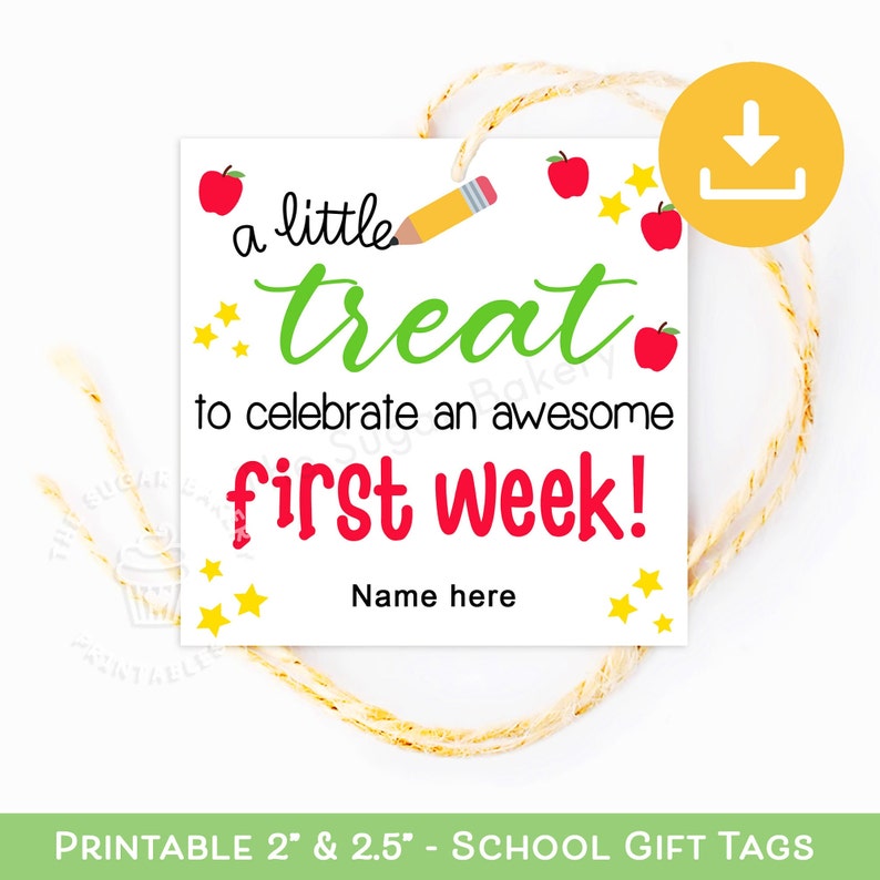 Peut inclure: Une &eacute;tiquette cadeau carr&eacute;e blanche avec une boucle en ficelle jaune, orn&eacute;e d'illustrations de pommes rouges, d'&eacute;toiles jaunes et d'un crayon. Le texte indique : a little treat to celebrate an awesome first week! Name here.