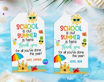 Puede incluir: Dos etiquetas de regalo blancas con temática de playa. Cada etiqueta tiene el texto "SCHOOL is out SUMMER is here thank you for all you've done this year!" y un nombre. Las etiquetas presentan un sol, una piña y una escena de playa.
