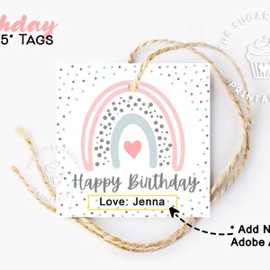 Puede incluir: Una etiqueta cuadrada de cumplea&ntilde;os con un dise&ntilde;o de arco&iacute;ris en colores pastel, con el texto "Happy Birthday" y "Love: Jenna". La etiqueta mide 5,08 cm y 6,35 cm y est&aacute; atada con hilo. El logotipo de The Sugar Bakery Printables es visible.