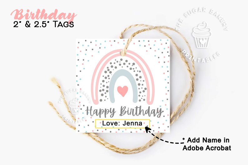 Puede incluir: Una etiqueta cuadrada de cumplea&ntilde;os con un dise&ntilde;o de arco&iacute;ris en colores pastel, con el texto "Happy Birthday" y "Love: Jenna". La etiqueta mide 5,08 cm y 6,35 cm y est&aacute; atada con hilo. El logotipo de The Sugar Bakery Printables es visible.