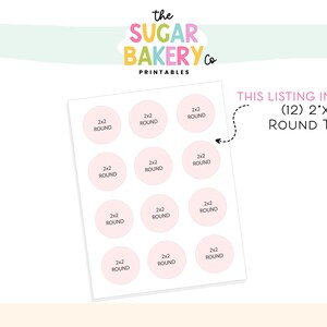 Pode incluir: Uma folha de etiquetas redondas rosa de 5,08 cm x 5,08 cm com o texto "2x2 ROUND" impresso em cada uma. A imagem inclui o texto "The Sugar Bakery Co. Printables" e "This listing includes: (12) 2"x2" Round Tags."