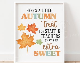 Puede incluir: Un cartel imprimible con el texto "Here's a little autumn treat for staff & teachers that are extra sweet". El cartel presenta un fondo blanco con texto colorido y un diseño de hojas de otoño en naranja, amarillo y rojo.
