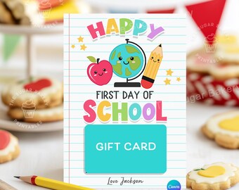 以下が含まれることがあります： 「Happy First Day of School」の文字とギフトカード用のスペースが書かれたカラフルなギフトカード。笑顔のリンゴ、地球儀、鉛筆が描かれています。「Gift Card」の文字は青い長方形に白で書かれています。