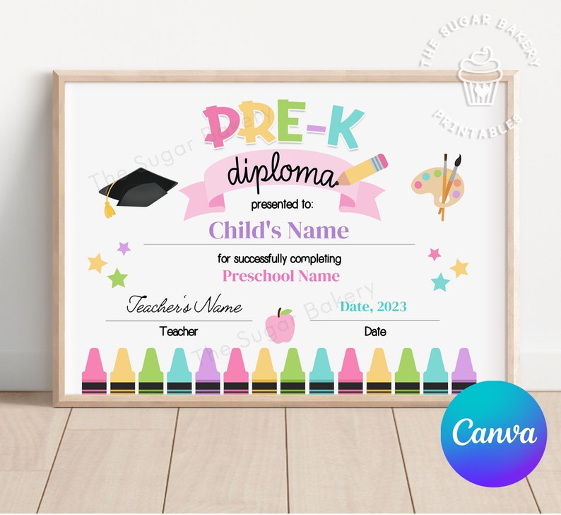 K&ouml;nnte beinhalten: Ein druckbares Vorschul-Diplom mit einem rosa Banner, einer M&uuml;tze, einem Bleistift, einem Pinsel und einer Palette sowie einer Reihe bunter Kreiden am unteren Rand. Der Text lautet "PRE-K diploma presented to: Child's Name for successfully completing Preschool Name Teacher's Name Teacher Date, 2023 Date"