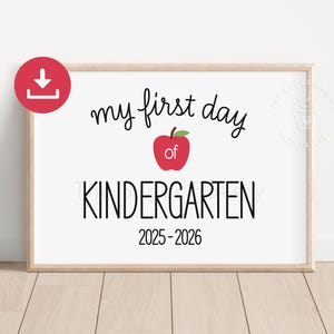 First day of School Sign KINDERGARTEN, 1st day of Kindergarten Printable SIGN, Printable 1st day of kindergarten chalkboard sign apple BW101