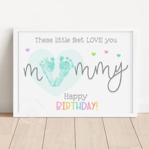 Feliz aniversário, mamãe, pegada, impressão de mão, presente para impressão de bebê ou criança pequena, cartão de arte de lembrança para mãe, ideia de arte de aniversário de recém-nascido
